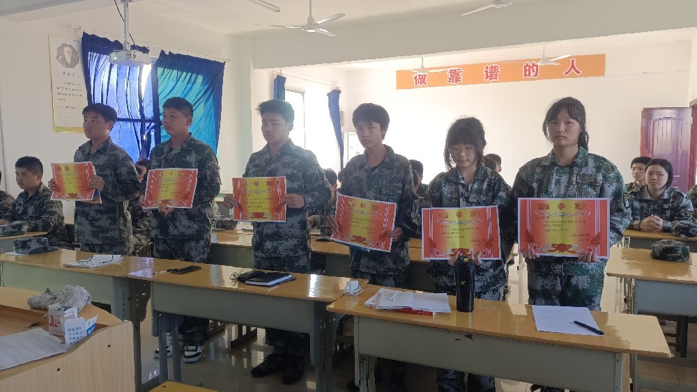 怀宁县宏达技工学校举行2022级新生军训总结大会